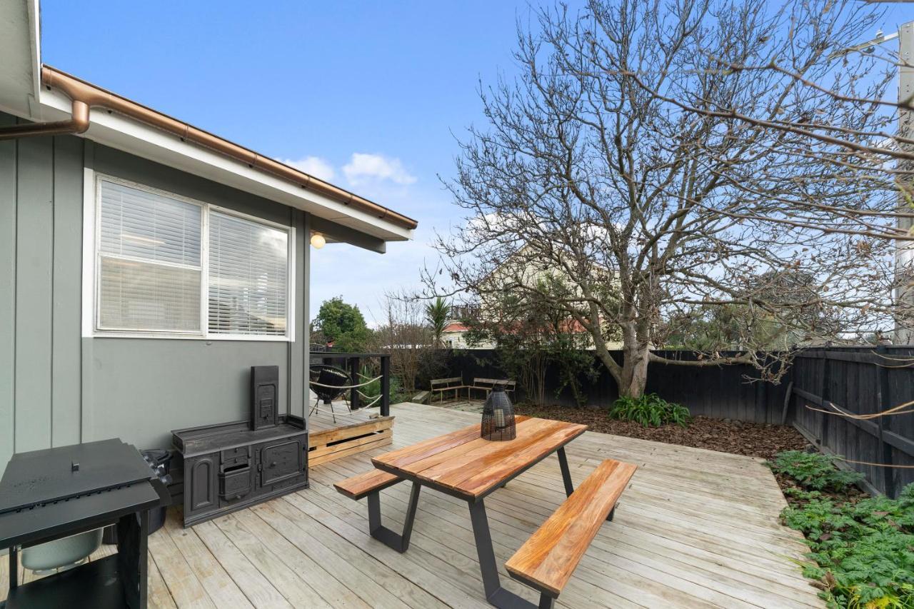 The Walnut Tree House - Martinborough Holiday Home Exterior foto